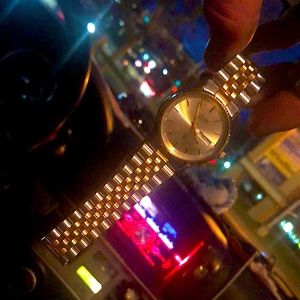 This watch is in EXCELLENT vintage condition.